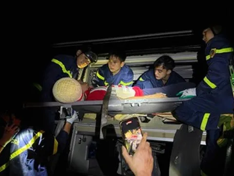 Công an hai tỉnh giải cứu nạn nhân mắc kẹt sau tai nạn giao thông trong đêm