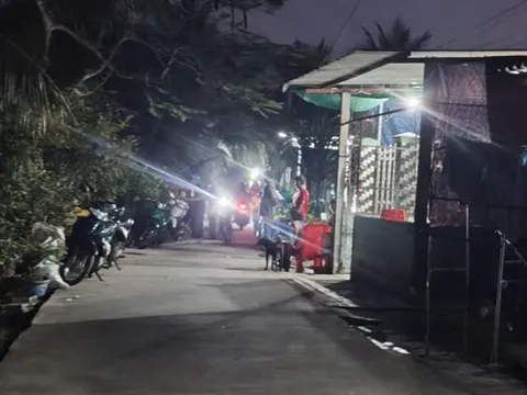 Người đàn ông tử vong trước sân nhà, trên lưng còn mang bình xịt thuốc sâu