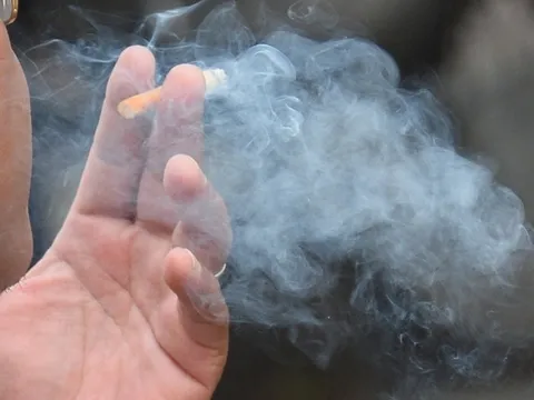 Bệnh viện Chợ Rẫy nhắc nhở, xử phạt người hút thuốc, xây dựng 'cơ sở y tế không khói thuốc lá'