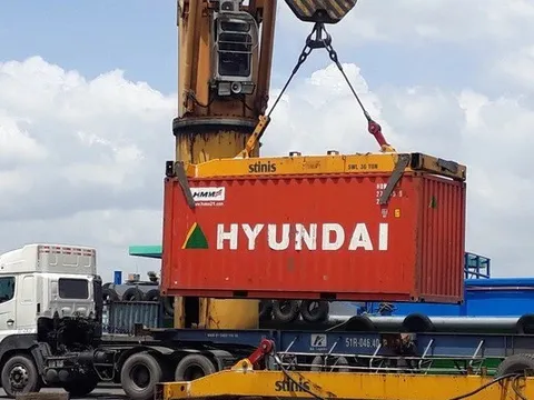 Xuất nhập khẩu của Việt Nam lần đầu cán mốc 900 tỉ USD