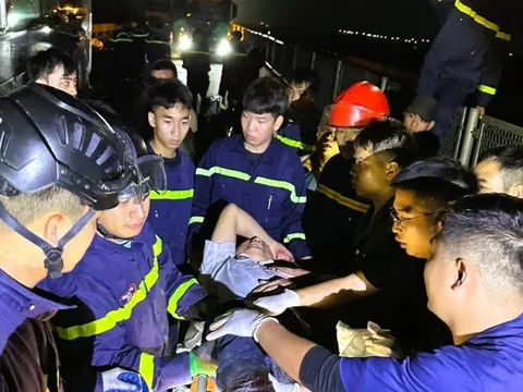 VIDEO: Cảnh sát 2 tỉnh hiệp đồng giải cứu 2 người mắc kẹt sau tai nạn trên cao tốc