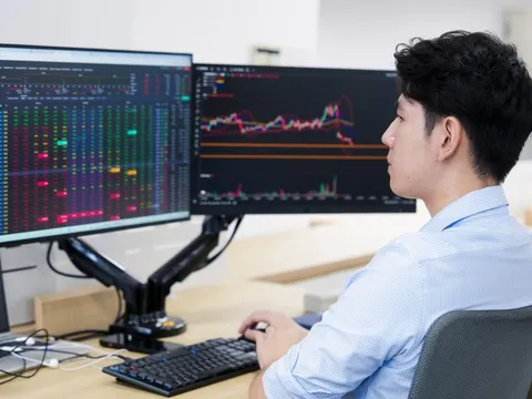 VN-Index giảm 13 điểm, cổ phiếu thép 'ngược dòng'