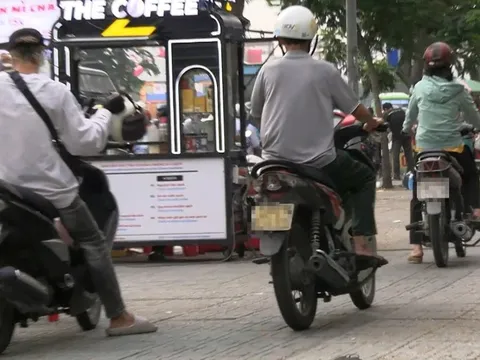 2 buổi sáng, hơn 100 xe máy leo vỉa hè đường Quang Trung, Nguyễn Oanh bị 'phạt nguội'
