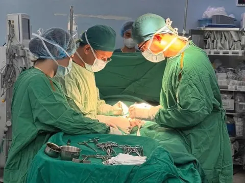 Đi viện muộn, cậu bé 14 tuổi mất tinh hoàn vì lỡ 'giờ vàng'