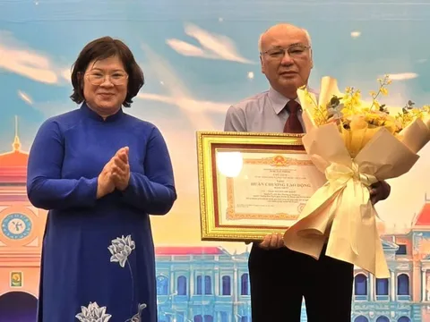 21 tập thể, cá nhân nhận huân chương, bằng khen vì thành tích tuyên giáo và dân vận ở TP.HCM