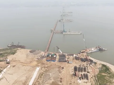 Cận cảnh đại công trường thi công cầu vượt sông Hồng gần 10.000 tỷ đồng