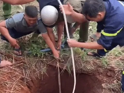 Cảnh sát thả dây, giải cứu nam thanh niên mắc kẹt dưới hố sâu 10m