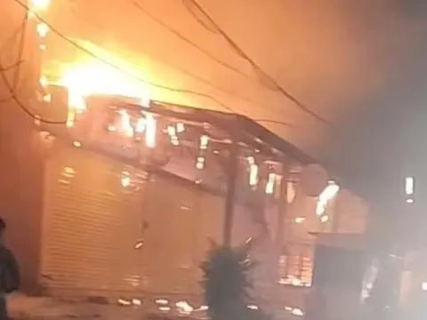 Cháy cửa hàng thiết bị điện nước, 4 người trong gia đình tử vong