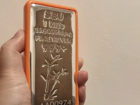 Giá bạc vượt 76 USD/ounce, giá vàng gần 160 triệu đồng/lượng