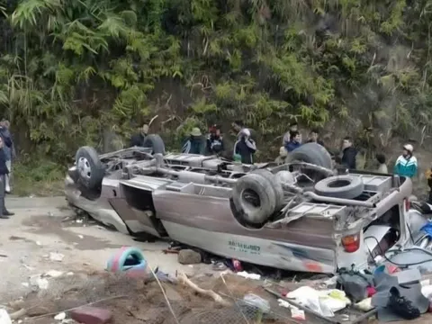 Lật xe khách, 7 người tử vong, nhiều người bị thương