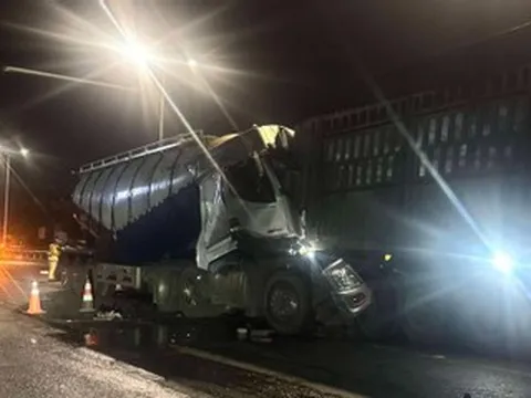 Va chạm giữa hai xe đầu kéo trên Quốc lộ 5, một người tử vong