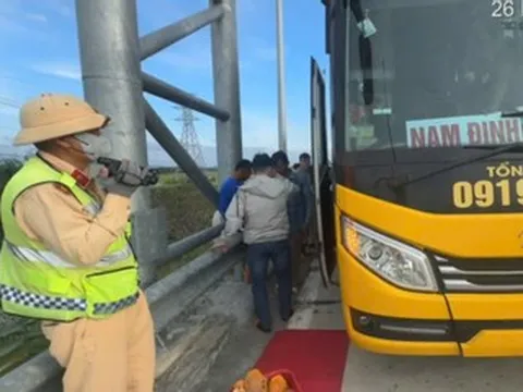 Xe khách chở quá 13 người, chủ và tài xế bị phạt gần 100 triệu đồng