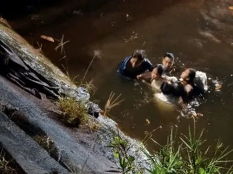 Hai cha con dũng cảm lao xuống dòng nước cứu 3 người trong đêm mưa rét