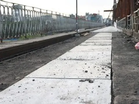 'Vá áo' cho cầu Long Biên