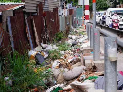 Rác sinh hoạt, rác xây dựng đổ tràn lan như trêu ngươi ở TP.HCM