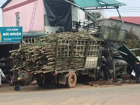 Hiện trường vụ tai nạn ô tô tải va chạm xe máy rồi tông sập nhiều hàng quán, 5 người thương vong