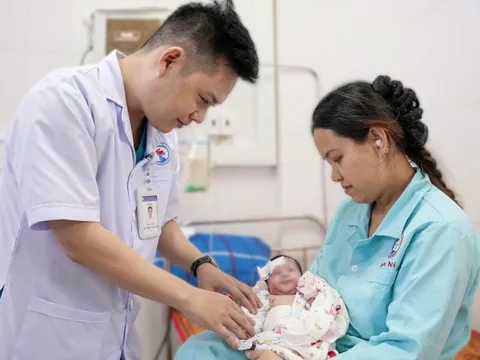 14 ngày giành giật sự sống cho bé gái 2,1kg bị suy dinh dưỡng bào thai, tắc tá tràng hiếm gặp