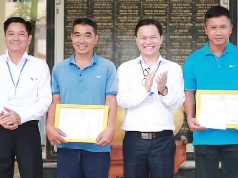 Khen thưởng đột xuất hai người dân tự nguyện giao chim hồng hoàng quý hiếm ở Xuân Thới Sơn