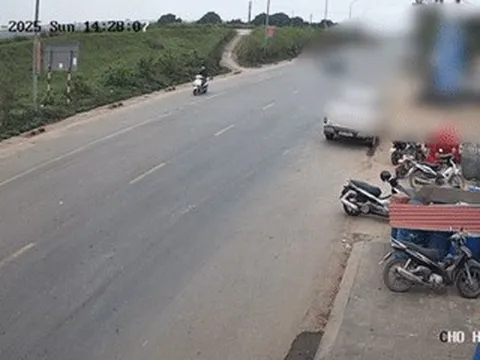 Khoảnh khắc máy xúc đâm thẳng vào xe máy, tài xế bị hất văng trên quốc lộ