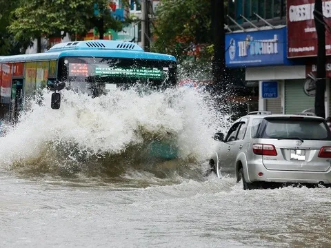UBND TP Hà Nội trả lời câu hỏi bao giờ hết cảnh ngập úng kéo dài mỗi khi mưa lớn