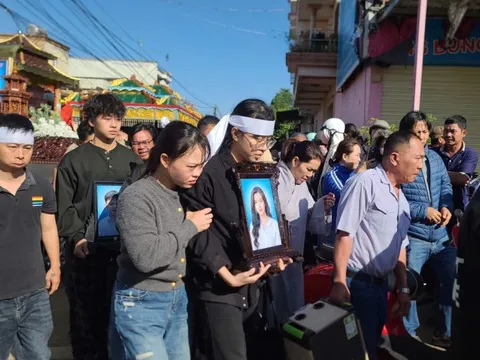 CLIP: Xúc động dòng người tiễn đưa 4 nạn nhân trong vụ cháy nhà