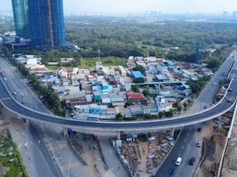 Cận cảnh nhánh cầu cong chữ C tại nút giao lớn nhất TPHCM trước ngày thông xe