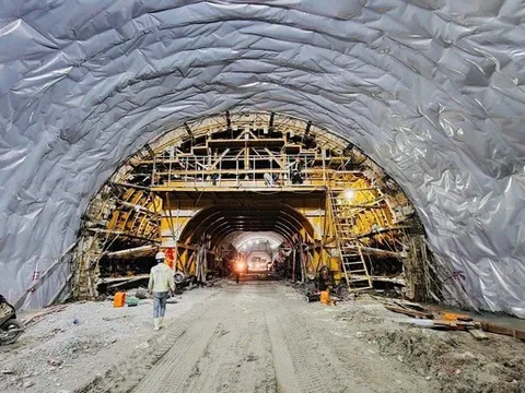 Ba năm khoét núi mở hầm nối thông cao tốc Bắc – Nam qua địa hình hiểm trở