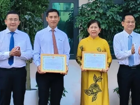 Khen thưởng hai trưởng ấp kịp thời phát hiện người ném rác xuống rạch