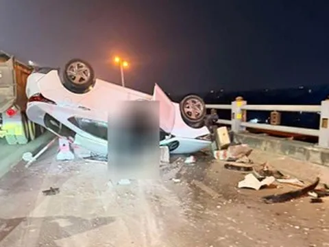 Hà Nội: Ô tô con lật úp trên cầu Thanh Trì giữa đêm