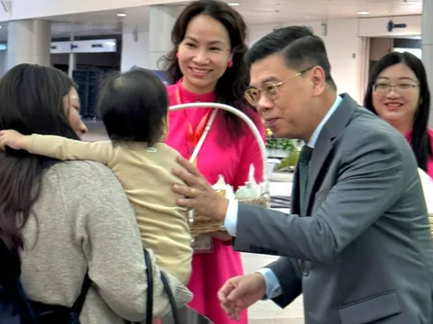 Đến TP.HCM đón năm mới, nhiều du khách được tặng quà từ trên máy bay lẫn ở sân bay