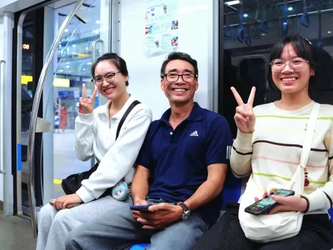 Miễn phí metro, xe buýt ngày đầu năm 2026: Người dân hào hứng trải nghiệm, metro đông nghịt người