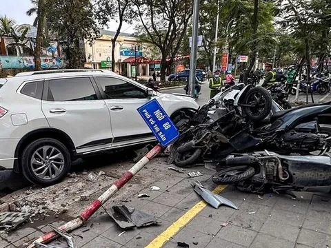 Nữ tài xế đạp nhầm chân ga tông liên hoàn 6 xe máy trên phố