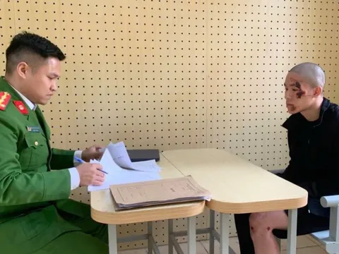 VIDEO: Không đội mũ bảo hiểm, tông xe máy làm trọng thương CSGT