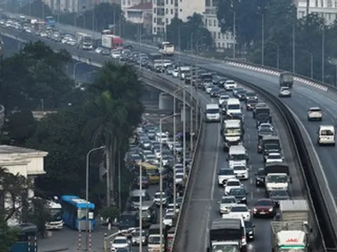 Ngày đầu nghỉ Tết Dương lịch 2026, dòng ô tô ùn ùn ra cao tốc Pháp Vân