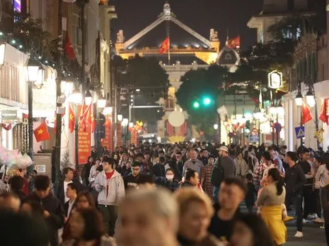 Countdown 2026 làm “nóng” Hồ Gươm, dòng người ken đặc chờ thời khắc giao thừa