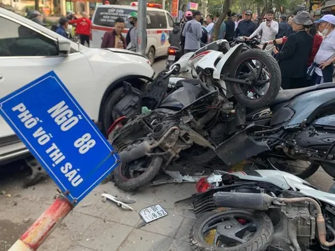 Ô tô con tông liên hoàn 6 xe máy trên phố