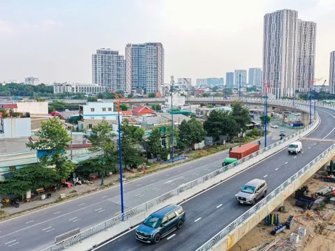 Diện mạo cầu vượt đầu tiên ở nút giao An Phú vừa thông xe