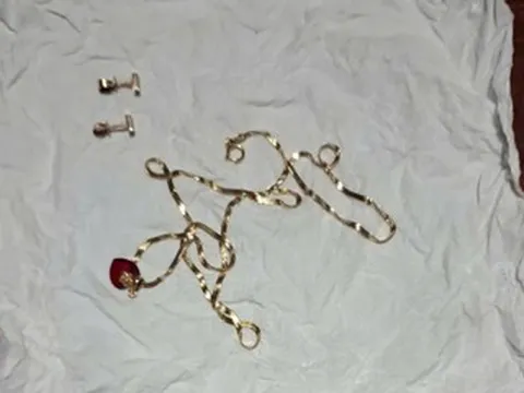 Bất ngờ phát hiện gói vàng bọc giấy ăn trong túi rác trên tàu