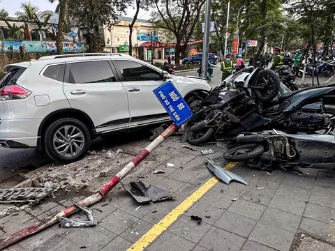 Ô tô tông loạt xe máy trên phố Hà Nội, một người bị thương