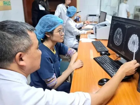 Hút thuốc lá điện tử: Phạt 5 triệu đồng, chủ quán cũng vạ lây