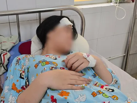 Phản ứng hành vi khiếm nhã, cô gái bị người đàn ông đánh tét đầu trong quán cà phê