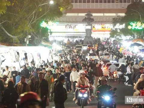 Đà Lạt ngày đầu năm: Chợ đêm kín người, quán cà phê kín chỗ