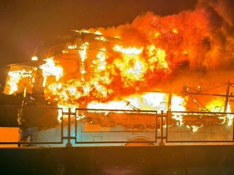 Xe giường nằm cháy rụi trên cao tốc, nam sinh lớp 12 tử vong