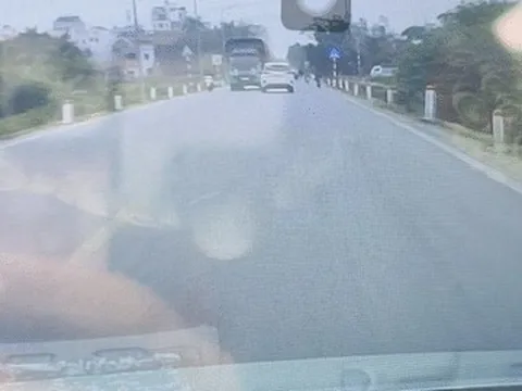 Tai nạn liên hoàn 4 ô tô ở Hà Nội, 3 xe biến dạng