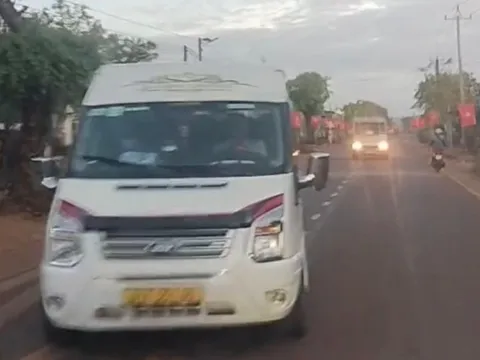 Xe khách 16 chỗ tạt đầu, chặn xe đối diện trên Quốc lộ 14C gây bức xúc