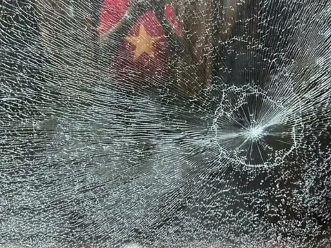 Tàu SE5 bị 2 thiếu niên ném vỡ kính khi vào TPHCM