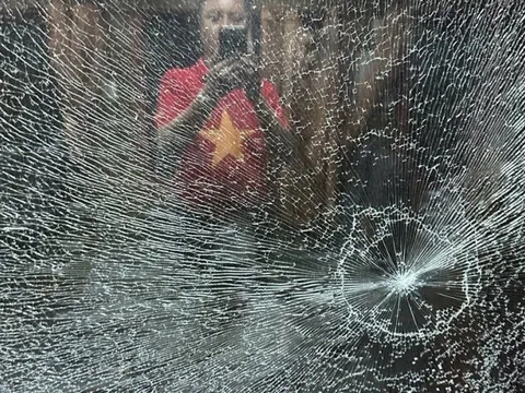 Hai thiếu niên cầm đá ném vỡ kính tàu hỏa SE5