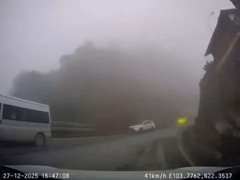 Ô tô biển xanh 'vượt ẩu' bị phản ánh trên VNeTraffic, Cục CSGT yêu cầu xử lý