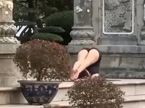 Cô gái mặc hở hang tập Yoga phản cảm ở chùa Linh Ứng