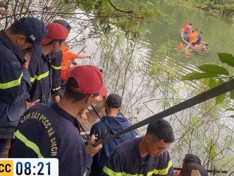 Đà Nẵng: Lật thuyền đang chở 7 người trên sông Nước Xa